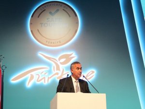 Bakan Ersoy: "Güvenli Turizm Sertifika Programına an itibariyle 9 bin 800’in üzerinde tesis ve araç alındı "