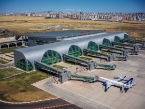 Diyarbakır Havalimanı pisti güvenli uçuş için bakıma alındı