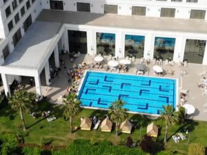 Pendik’te havuz başında DJ eşliğinde korona virüs partisi