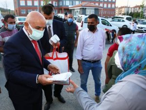 Keçiören Belediye Başkanı Altınok, naylon poşet kullanımını azaltmak için bez torba dağıttı