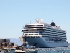 Her yıl binlerce turist getiren dev gemi bu sefer mürettebat almaya geldi