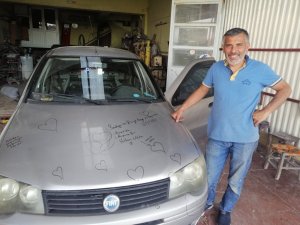 Aracın kaportası mektup oldu