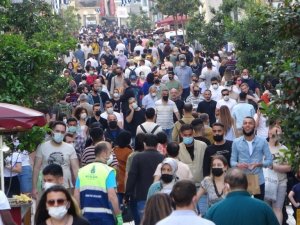 İstiklal Caddesi’nde ‘iğne atsan yere düşmeyecek’ dedirten yoğunluk