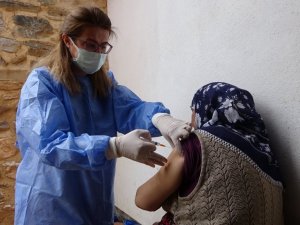 Aşıdan korkan 76 yaşındaki kadını ekipler ikna etti