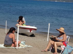 Marmaris’te yerli ve yabancı turistlerin deniz keyfi