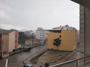 Iğdır’da sağanak ve dolu yağışı etkili oldu