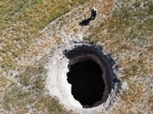 Tarla ortasında oluşan dev obruk köylüleri tedirgin ediyor