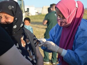 Tarımın bel kemiği işçiler çadırlarında aşılandı