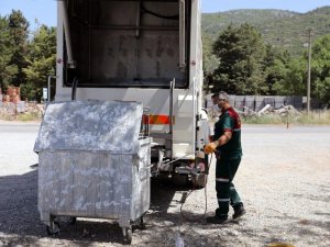 Çöp konteynerlerine hassas temizlik