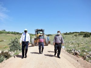 Şehitkamil’de arazi yolu mıcırlama çalışması sürüyor