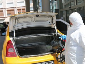Akhisar Belediyesi resmi kurum ve ticari taksileri dezenfekte ediyor