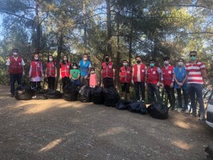 Kozan’da gençler 10 poşet atık topladı