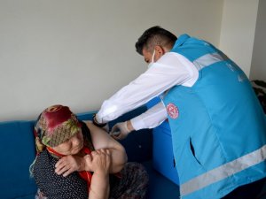 Oğlunun ikna ettiği 91 yaşındaki Raziye nine covid-19 aşısını evinde oldu
