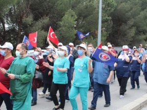 Sağlık-İş üyeleri taleplerinin karşılanması için rektörlüğe yürüdü