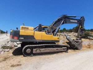 Tarihi kalıntılara bile aldırış etmeden yol açtılar