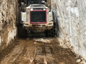 Kar kalınlığının 5 metreyi bulduğu yayla yolunda çalışma