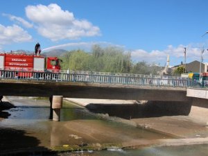 Kuruyan Oltu Çayı’ndaki balıklara nefes olabilmek için 12 ton su boşalttılar