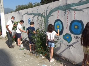 Yaşadıkları sokağı açık hava resim sergisine çevirdiler