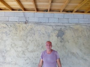 Mühendis gibi yuva yapan kuşlar evin çatısını mesken tuttu