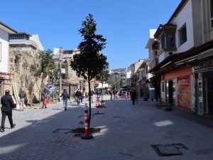 Kuşadası’nda esnaf dört gözle dükkanlarının açılacağı günü bekliyor