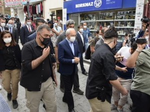 Kılıçdaroğlu esnafı gezdi, genç kıza çiçek hediye etti