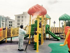 Çocuk parkları dezenfekte edildi