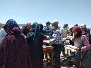 Uzun süre yağmur yağmayınca köy halkı yağmur duasına çıkıp, kurban kesti