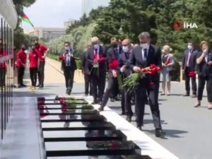 Bakan Selçuk, Bakü’de Haydar Aliyev’in mezarı ile şehitlikleri ziyaret etti