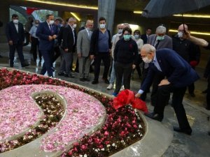 Kılıçdaroğlu, 9. Cumhurbaşkanı Demirel’in anıt mezarına çiçek bırakıp dua etti