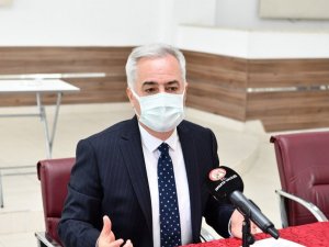 Vali Seymenoğlu’ndan muhtarlara uyarı: “Akdeniz bölgesinin en çok vaka görülen iliyiz, kalabalık taziye ziyaretine mahal vermeyelim”