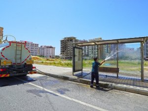 Kahramanmaraş’ta otobüs durakları temizlendi