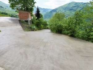 Altınordu’da beton yol seferberliği sürüyor