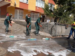 Keçiören Belediyesi sokakları gül suyu ile yıkadı