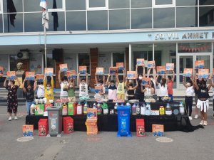 Sıfır Atık Projesinde pilleri getiren öğrenciler hediyeleri kaptı