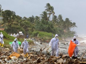 Sri Lanka’da yanan gemiden kopan parçalar sahile vurdu