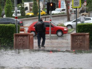 Eskişehir’de aniden başlayan sağanak yağmur hayatı felç etti