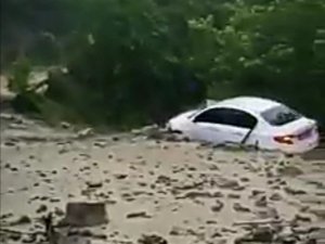 Tekirdağ’da heyelan yolu kapattı