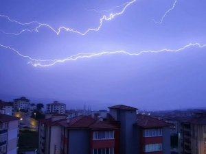 Şimşeklerin dansı geceyi aydınlattı