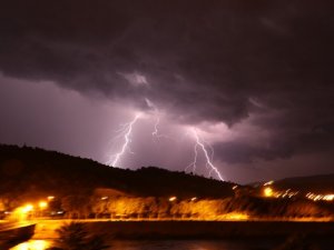 Amasya’da şimşekler gökyüzünü aydınlattı
