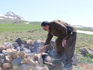 Etleri daha lezzetli olması için taş üzerinde pişiriyorlar