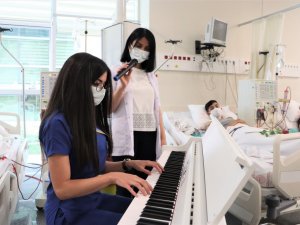 Başhekim ve hemşirelerden hastalara müzik ziyafeti