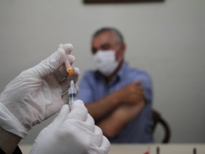 Elazığ’da aşı timleri sahada, görüştükleri herkesi ikna edip yerinde aşısını yapıyor