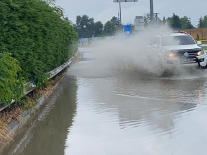 Metrekareye 201.6 kilogram yağış düşen kentte sokakla göle döndü