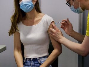 Camdridge Düşesi Kate Middleton korona aşısı oldu