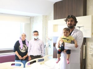 Kabızlık şikayetiyle gelen bebeğin mesanesinde taş çıktı