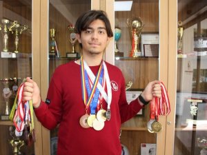 Liseli matematik dehası 18 yıllık hayatına 24 madalya sığdırdı