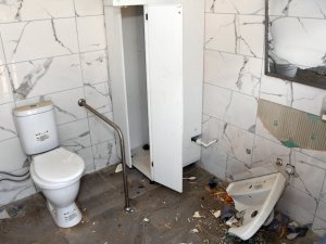 Mersin’de sahildeki tesisler tahrip edildi