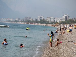 Tam kapanmanın son gününde  Antalya sahillerinde turist yoğunluğu