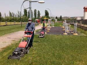 Gölbaşı ilçesinde yeşil alan bakımları devam ediyor