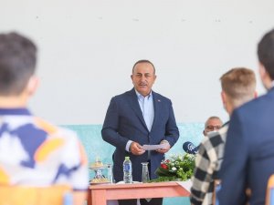 Bakan Çavuşoğlu, Celal Bayar Azınlık Lisesi’ni ziyaret etti